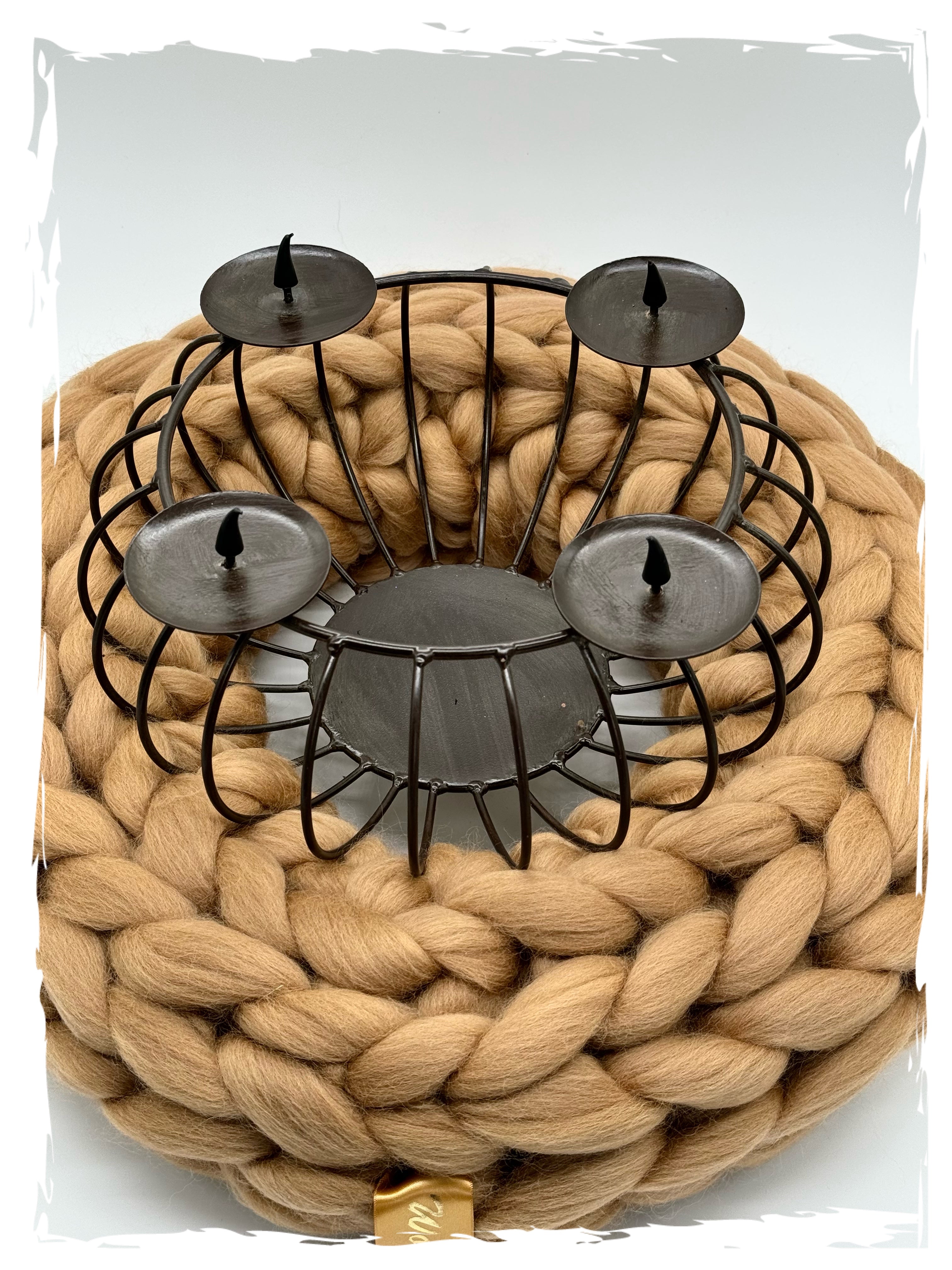 Dekokorb mit 4 Kerzenhaltern